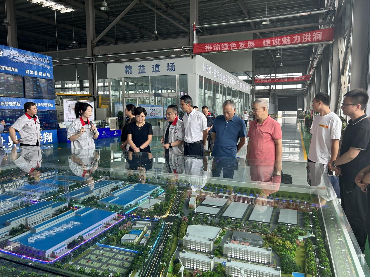 临汾市科协携专家来洪发展设备造作业调研工作